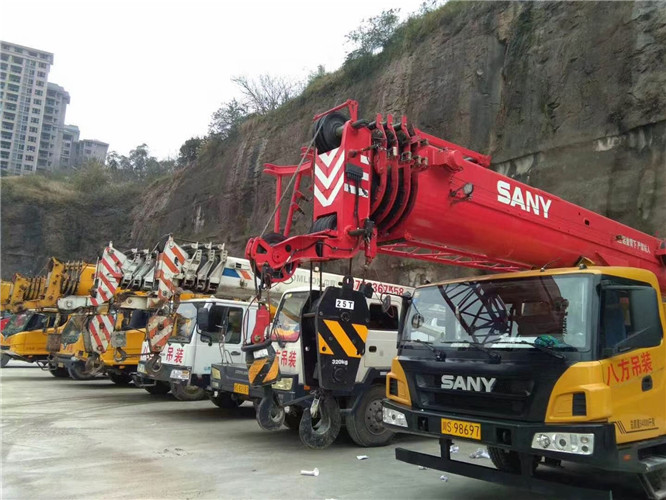 梁子湖区吊车出租按什么计费？台班费、单次费、里程费怎么算？