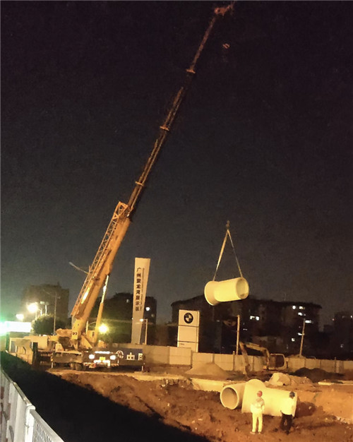 梁子湖区“弯臂矫正”—— 吊车的 “形变补偿” 技术