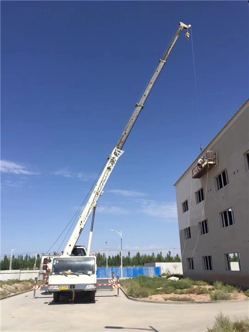 梁子湖区“轻装强干”—— 吊车的 “轻量化臂架” 技术